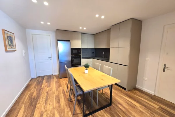 Shtepi me qera Duplex(shtepi me 2 kate) ne Tirane, 2+1, Mobilimi E mobiluar, Pagesa 1,100  Euro.