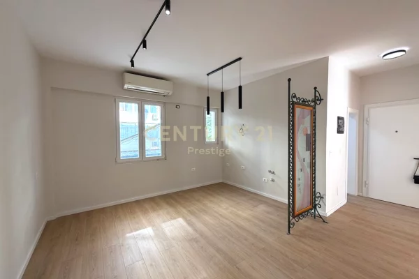 Jepet me qira ambient i vendosur ne qender tek Pazari i Ri mbi Nepunin.