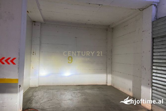 JEPET ME QIRA ZYRE+POST PARKIMI  TEK PAZARI I RI, TIRANE !!!