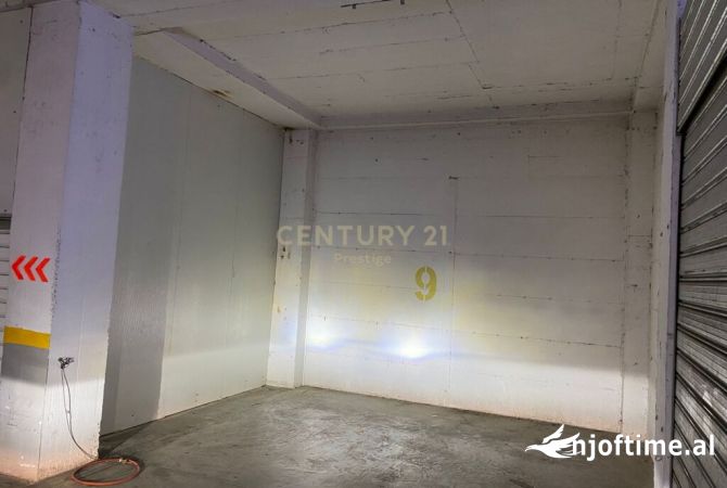 JEPET ME QIRA ZYRE+POST PARKIMI  TEK PAZARI I RI, TIRANE !!!