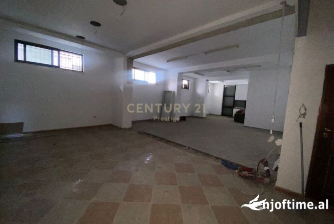 JEPET ME QIRA, AMBIENT KOMERCIAL PRANE MINISTRISE SE JASHTME, TIRANE !!!