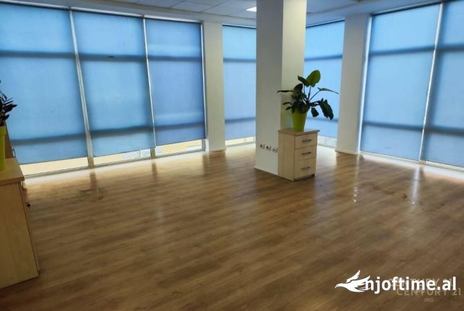 Ambient biznesi me qera 3+1 ne Tirane - 3,000 Euro