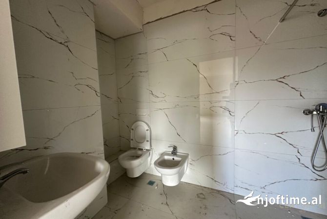 AMBIENT PER ZYRA NE QENDER TE TIRANES!