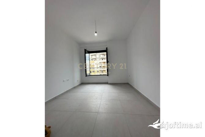 AMBIENT ZYRE ME QIRA TEK STACIONI I TRENIT, TIRANE!