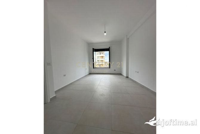 AMBIENT ZYRE ME QIRA TEK STACIONI I TRENIT, TIRANE!