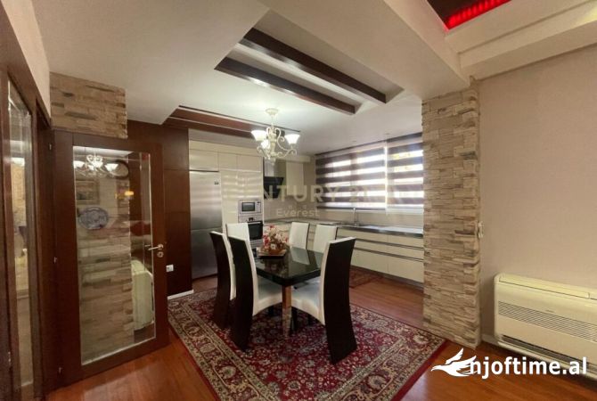Shtepi me qera Apartament ne Tirane, 2+1, Mobilimi E mobiluar, Pagesa 900  Euro.