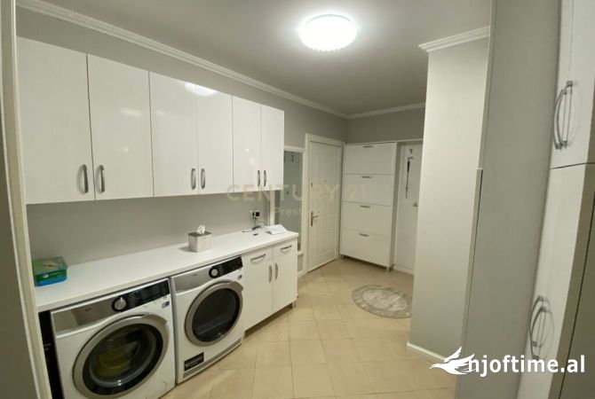 Shtepi ne shitje Apartament ne Tirane, 2+1, Mobilimi E mobiluar, Pagesa 280,000  Euro.