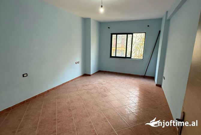 Shtepi ne shitje Apartament ne Tirane, 2+1, Mobilimi Bosh, pa mobiluar, Pagesa 130,000  Euro.