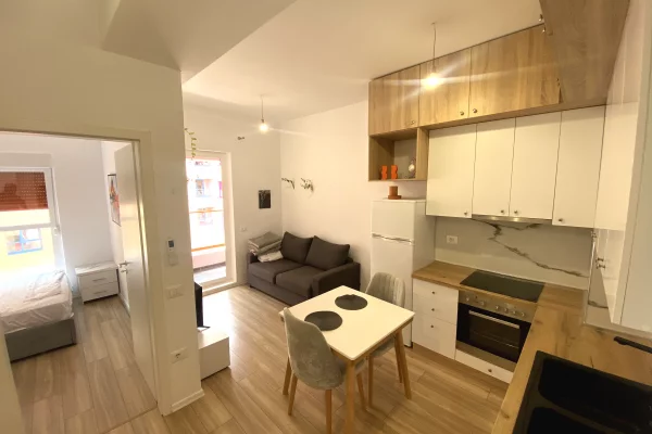 🏠 Jepët Apartament 1+1 me Qera mbi Fushën e Ali Demit, te Mangalem 21, Tiranë