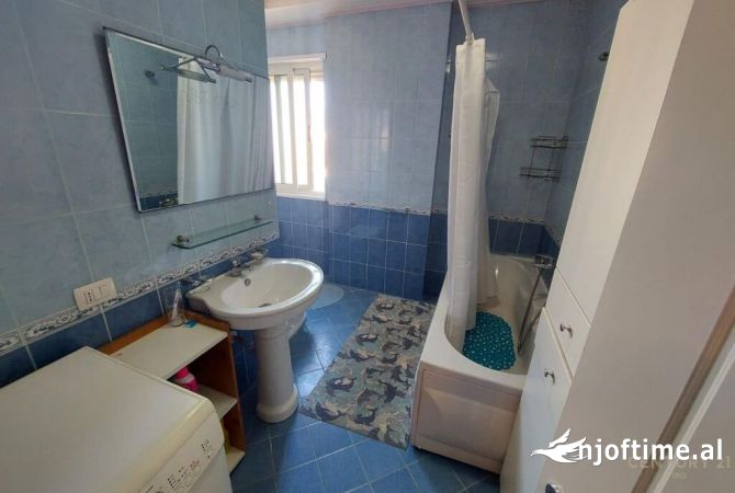 Shtepi ne shitje Apartament ne Tirane, 2+1, Mobilimi E mobiluar, Pagesa 192,000  Euro.