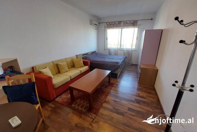Shtepi ne shitje Apartament ne Tirane, 2+1, Mobilimi E mobiluar, Pagesa 192,000  Euro.