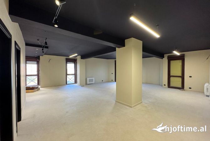 Ambient biznesi me qera 3+1 ne Tirane - 2,000 Euro