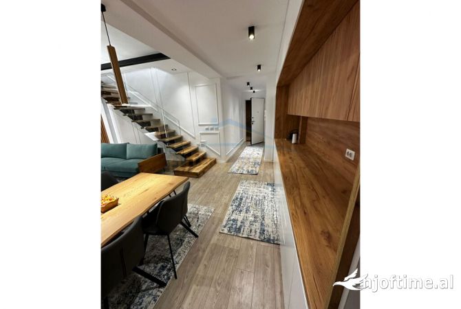 Shtepi ne shitje Apartament ne Tirane, 2+1, Mobilimi Pjeserisht e mobiluar, Pagesa 240,000  Euro.