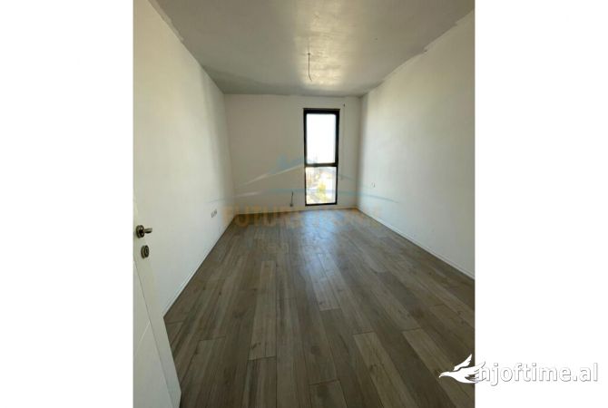 Shtepi ne shitje Apartament ne Tirane, 3+1, Mobilimi Bosh, pa mobiluar, Pagesa 240,000  Euro.