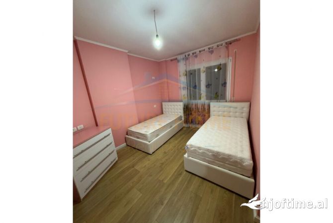 Shtepi ne shitje Apartament ne Tirane, 3+1, Mobilimi E mobiluar, Pagesa 252,000  Euro.