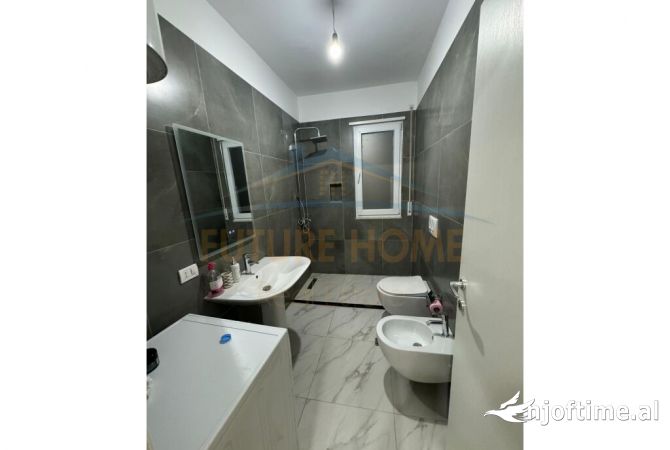 Shtepi ne shitje Apartament ne Tirane, 3+1, Mobilimi E mobiluar, Pagesa 252,000  Euro.
