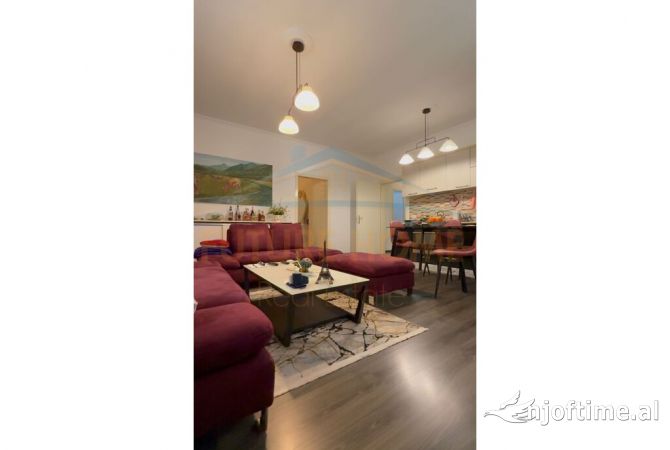 Shtepi ne shitje Apartament ne Tirane, 2+1, Mobilimi E mobiluar, Pagesa 315,000  Euro.