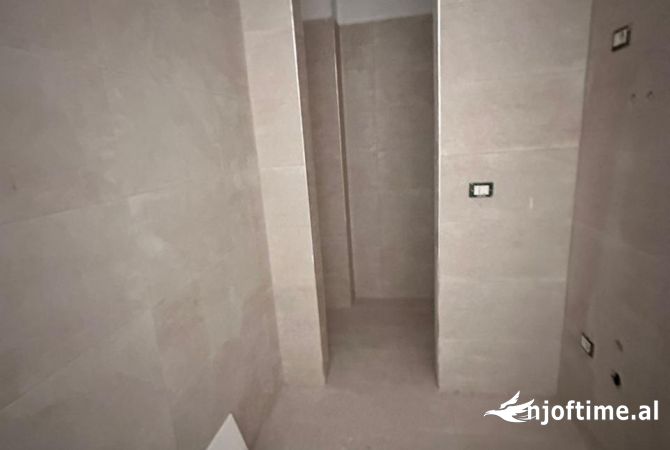 Shtepi ne shitje Duplex(shtepi me 2 kate) ne Tirane, 2+1, Mobilimi Bosh, pa mobiluar, Pagesa 148,000  Euro.