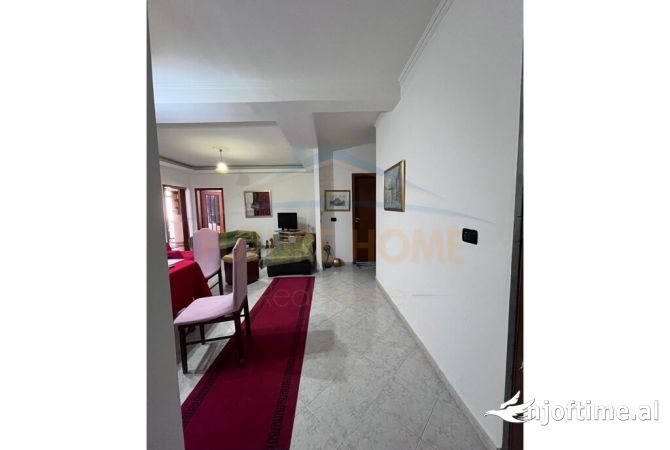Shtepi ne shitje Apartament ne Tirane, 4+1, Mobilimi Bosh, pa mobiluar, Pagesa 240,000  Euro.