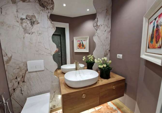 Shtepi ne shitje Apartament ne Tirane, 2+1, Mobilimi E mobiluar, Pagesa 239,000  Euro.