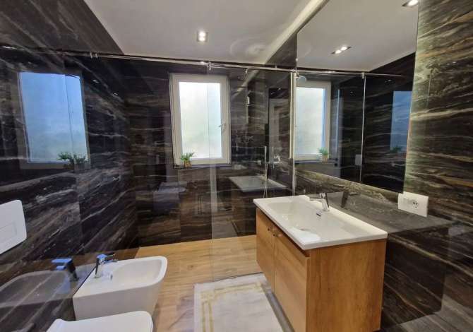 Shtepi ne shitje Apartament ne Tirane, 2+1, Mobilimi E mobiluar, Pagesa 239,000  Euro.