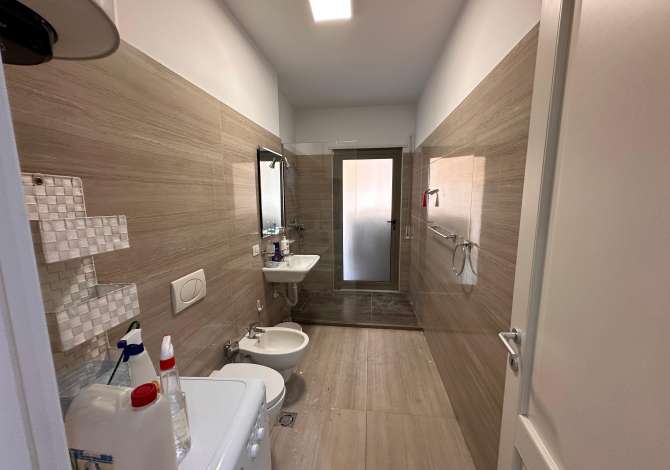 Shtepi me qera Apartament ne Tirane, 3+1, Mobilimi E mobiluar, Pagesa 1,000  Euro.