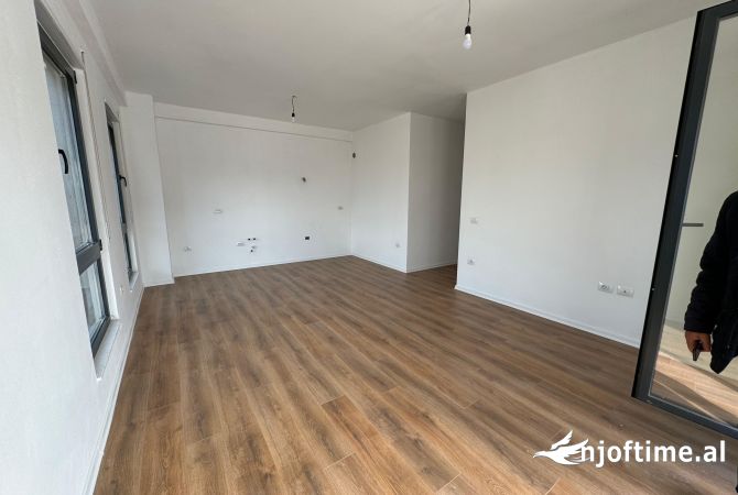 Shtepi ne shitje Apartament ne Tirane, 2+1, Mobilimi Bosh, pa mobiluar, Pagesa 296,050  Euro.
