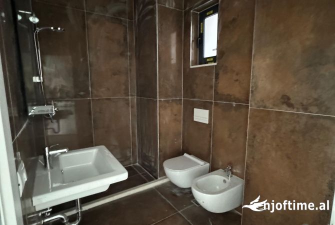 Shtepi me qera Apartament ne Tirane, 2+1, Mobilimi Bosh, pa mobiluar, Pagesa 600  Euro.