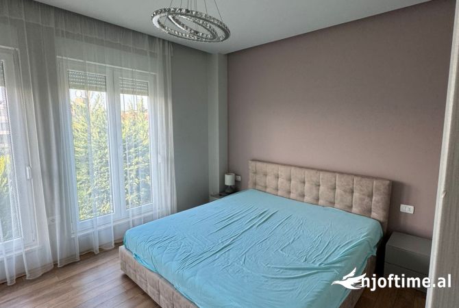 Shtepi me qera Vila Luksoze ne Tirane, 3+1, Mobilimi E mobiluar, Pagesa 3,000  Euro.