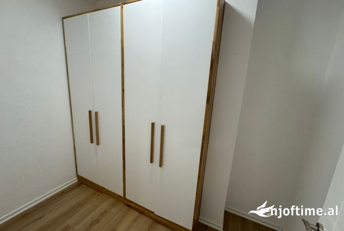 Shtepi me qera Apartament ne Tirane, 3+1, Mobilimi E mobiluar, Pagesa 1,050  Euro.