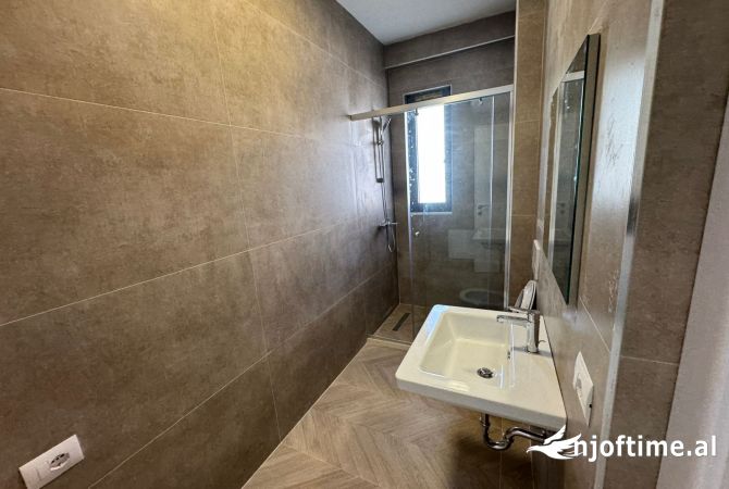 Shtepi me qera Apartament ne Tirane, 3+1, Mobilimi E mobiluar, Pagesa 1,050  Euro.