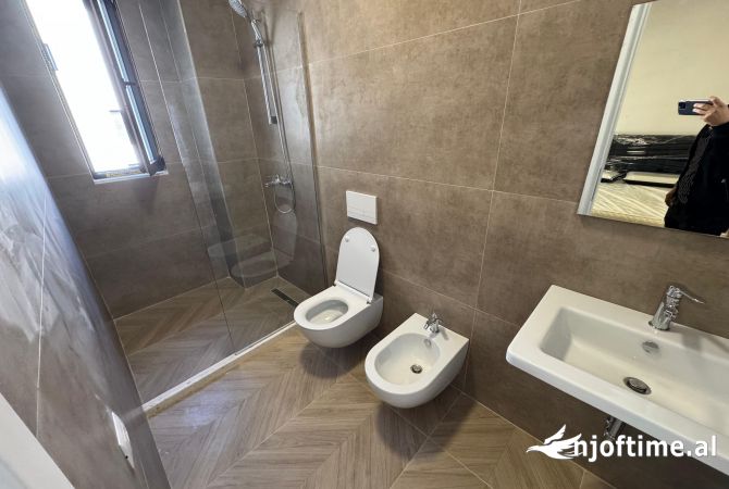 Shtepi me qera Apartament ne Tirane, 3+1, Mobilimi E mobiluar, Pagesa 1,100  Euro.