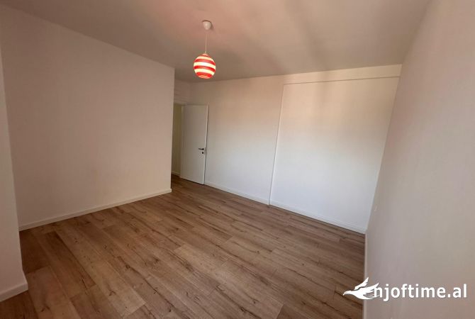 Shtepi ne shitje Apartament ne Tirane, 1+1, Mobilimi Bosh, pa mobiluar, Pagesa 147,000  Euro.