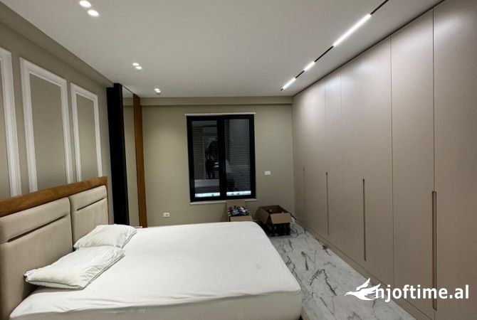 Shtepi me qera Apartament ne Tirane, 1+1, Mobilimi E mobiluar, Pagesa 1,300  Euro.