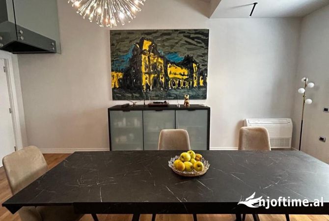 Shtepi me qera Penthose(kati i fundit panoramik) ne Tirane, 3+1, Mobilimi E mobiluar, Pagesa 3,000  Euro.