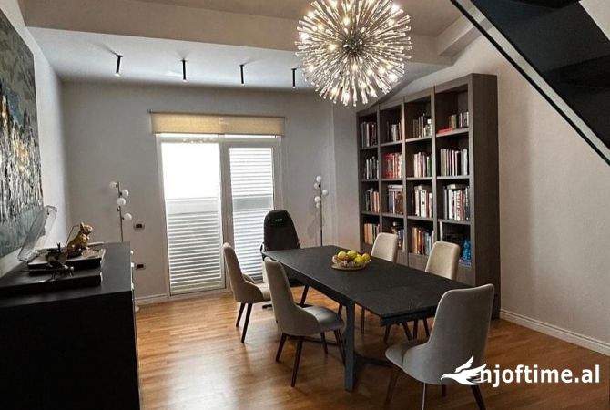 Shtepi me qera Penthose(kati i fundit panoramik) ne Tirane, 3+1, Mobilimi E mobiluar, Pagesa 3,000  Euro.