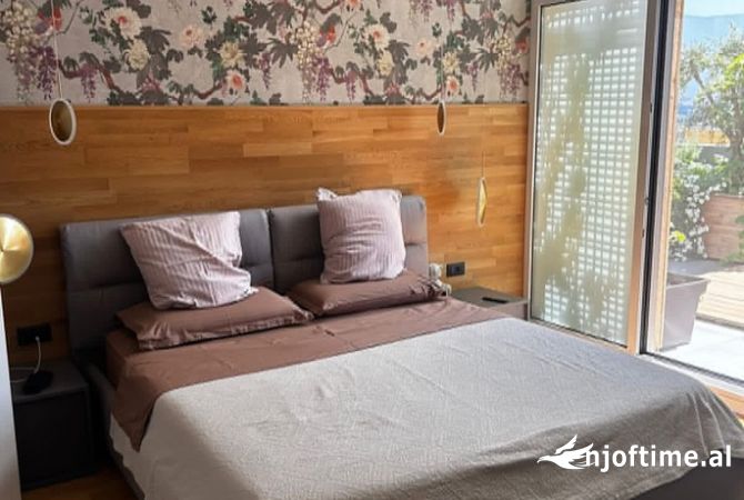 Shtepi me qera Penthose(kati i fundit panoramik) ne Tirane, 3+1, Mobilimi E mobiluar, Pagesa 3,000  Euro.