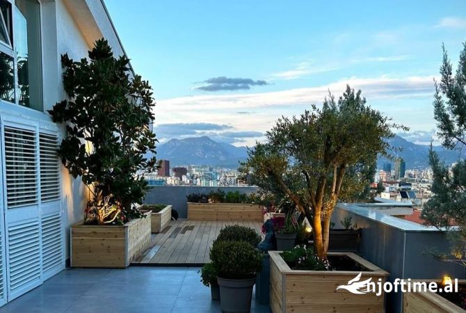 Shtepi me qera Penthose(kati i fundit panoramik) ne Tirane, 3+1, Mobilimi E mobiluar, Pagesa 3,000  Euro.