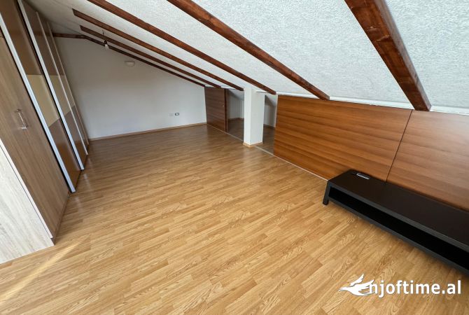 Shtepi me qera Vila Luksoze ne Tirane, 3+1, Mobilimi E mobiluar, Pagesa 2,000  Euro.