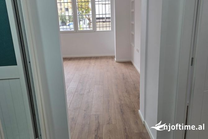 Shtepi ne shitje Apartament ne Tirane, 2+1, Mobilimi Bosh, pa mobiluar, Pagesa 120,000  Euro.