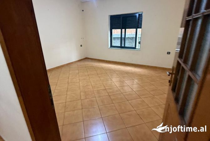 Shtepi me qera Apartament ne Tirane, 2+1, Mobilimi Pjeserisht e mobiluar, Pagesa 40,000  Leke.