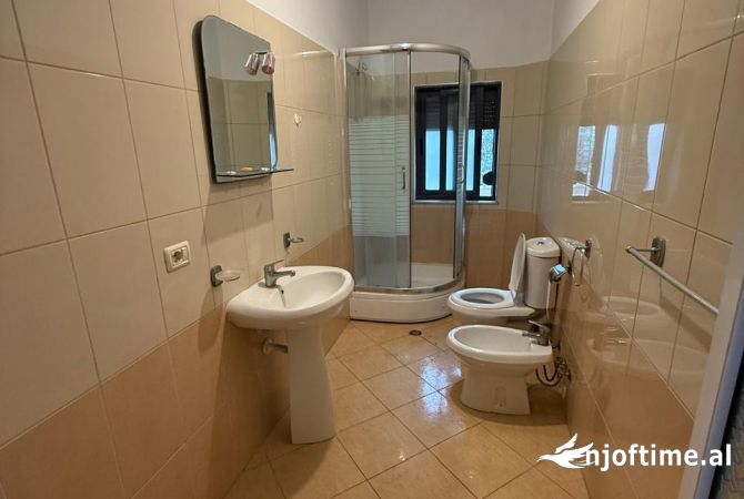 Shtepi me qera Apartament ne Tirane, 2+1, Mobilimi Pjeserisht e mobiluar, Pagesa 40,000  Leke.