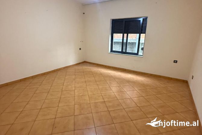 Shtepi me qera Apartament ne Tirane, 2+1, Mobilimi Pjeserisht e mobiluar, Pagesa 40,000  Leke.