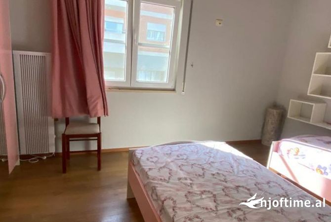 Shtepi me qera Apartament ne Tirane, 4+1, Mobilimi E mobiluar, Pagesa 1,100  Euro.