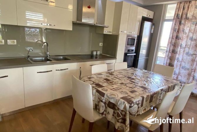 Shtepi me qera Apartament ne Tirane, 4+1, Mobilimi E mobiluar, Pagesa 1,100  Euro.