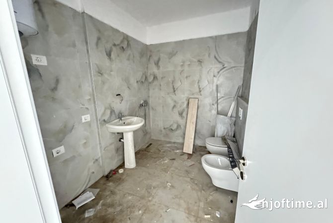 Shtepi me qera Apartament ne Tirane, 2+1, Mobilimi Bosh, pa mobiluar, Pagesa 700  Euro.