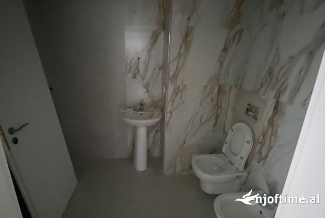 Shtepi ne shitje Apartament ne Tirane, 1+1, Mobilimi Bosh, pa mobiluar, Pagesa 95,000  Euro.