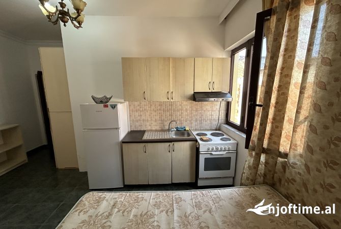 Shtepi me qera Apartament ne Tirane, Garsoniere, Mobilimi E mobiluar, Pagesa 30,000  Leke.