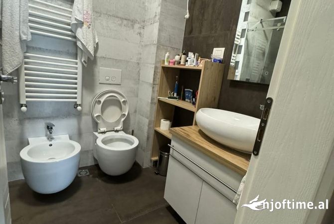 Shtepi ne shitje Apartament ne Tirane, 2+1, Mobilimi E mobiluar, Pagesa 206,000  Euro.