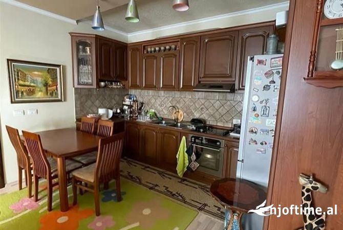 Shtepi ne shitje Apartament ne Tirane, 3+1, Mobilimi E mobiluar, Pagesa 245,000  Euro.